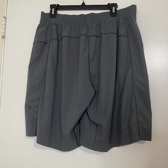 Lululemon Gray pinstripe Men board shorts active wear large - Picture 3 of 4